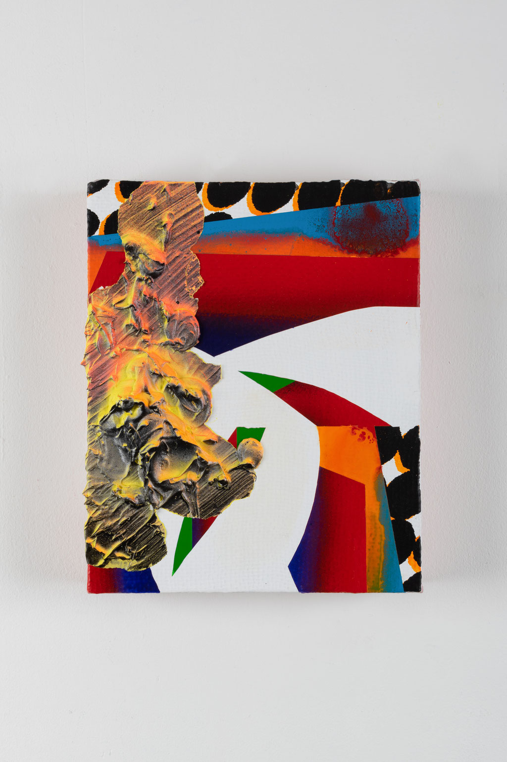combination-gathering 4/2020/H272xW217xD50mm(f3)/wood panel,hemp cloth,acrylic,spray/photo by Saki Maebata
