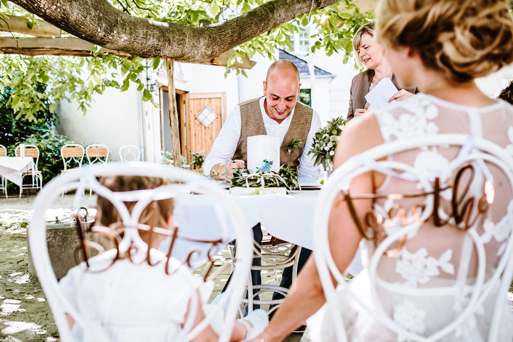 Weddingphotographer Wedding Hochzeit Hochzeitsfotografen Schloss Gut Oberstockstall Salomon Wien Wachau Kirchberg Vintage Boho Weingarten Vineyard mrsrmrgeen mrsmrgreen.at Fotografen Exklusiv