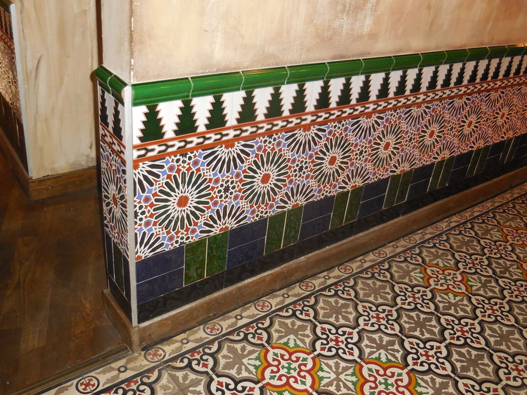 Barrios, Köln: Keramische Wandfliesen mit Relief aus Andalusien