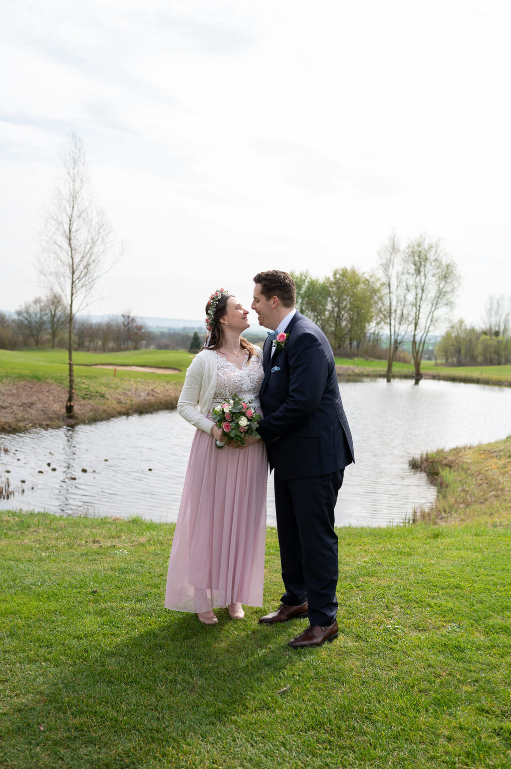 Brautpaarbilder für das frisch verheirateten Ehepaar - Golfclub Friedberg - Golfpark am Löwenhof 