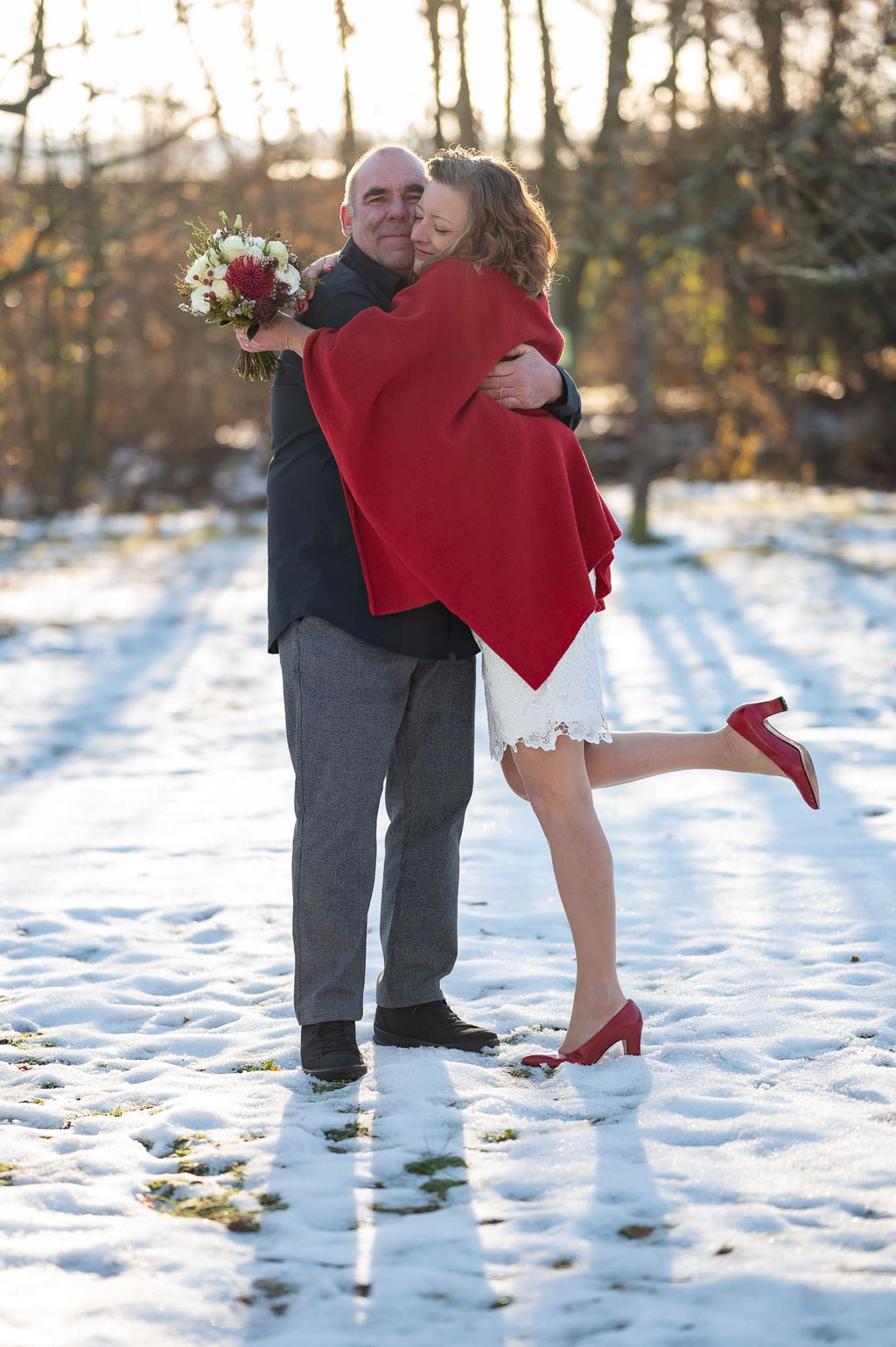 Glückliches Brautpaar bei winterlicher Traumhochzeit im Hessenpark, Neu-Anspach