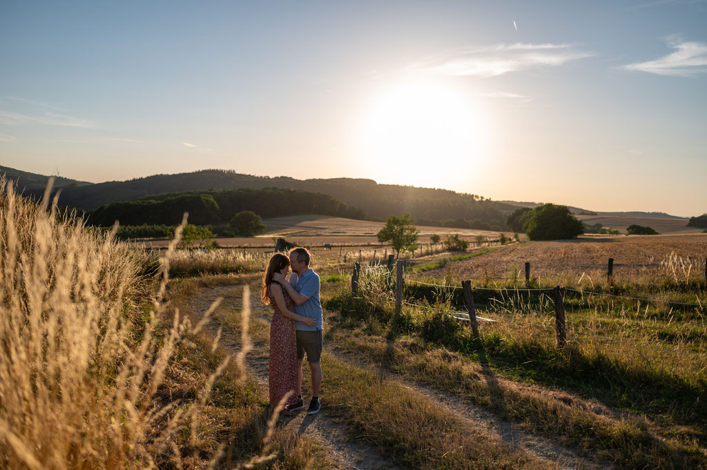 Romantische Paarbilder zum Sonnenuntergang - Birgit Marzy Photographie - Eure Paar-, Hochzeits- und Familienfotografin aus Neu-Anspach