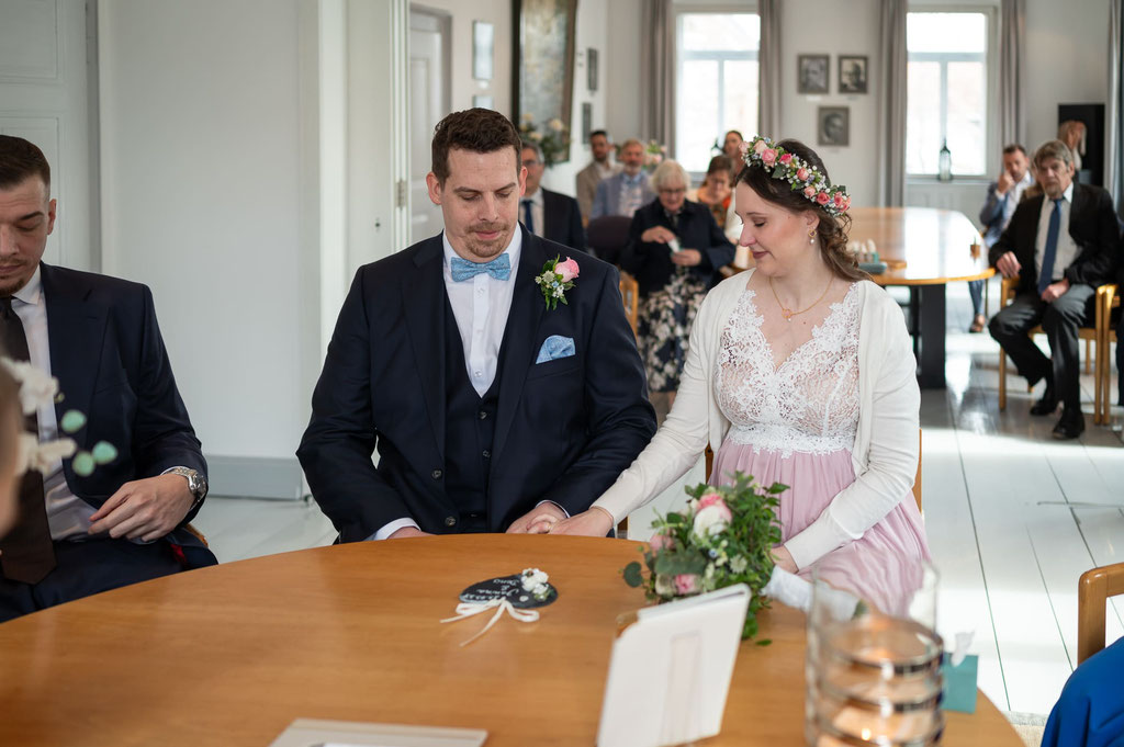 Glückliches, frisch verheiratetes Brautpaar - Standesamtliche Trauung im Alten Rathaus Bad Nauheim