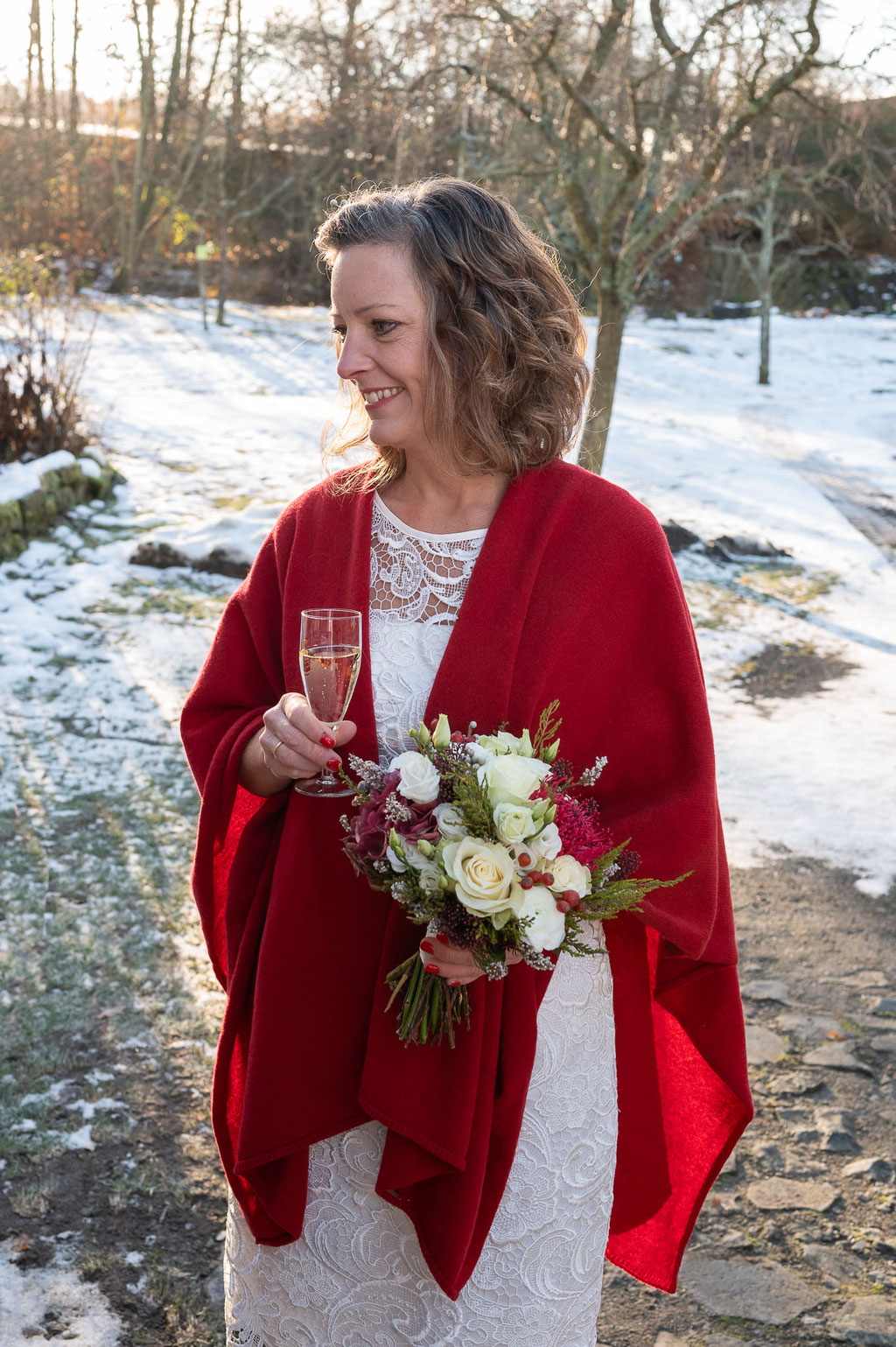 Wunderschöne Braut bei winterlicher Traumhochzeit im Standesamt Hessenpark, Neu-Anspach