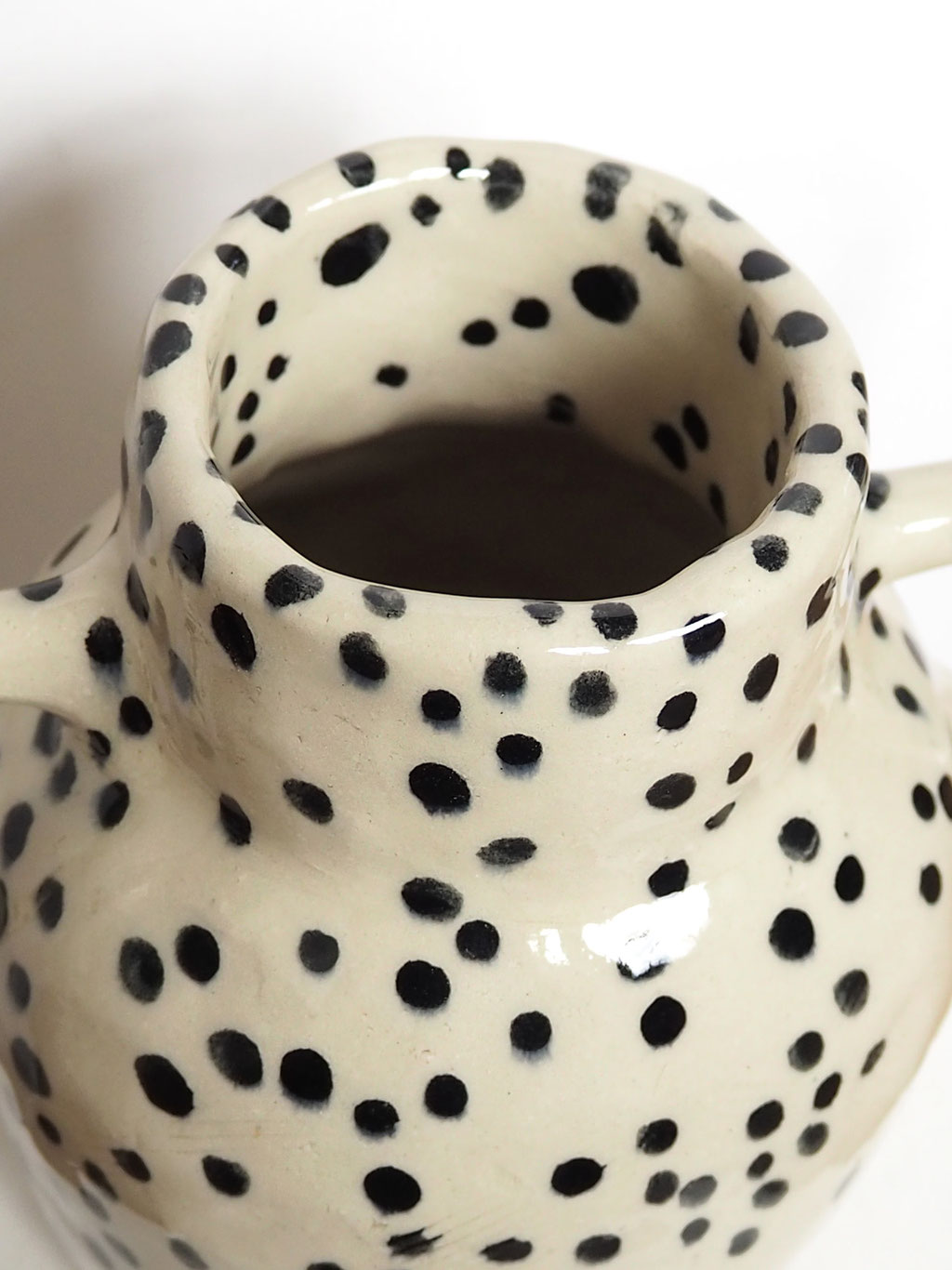 handgearbeitete Keramikvase mit schwarzen Pünktchen