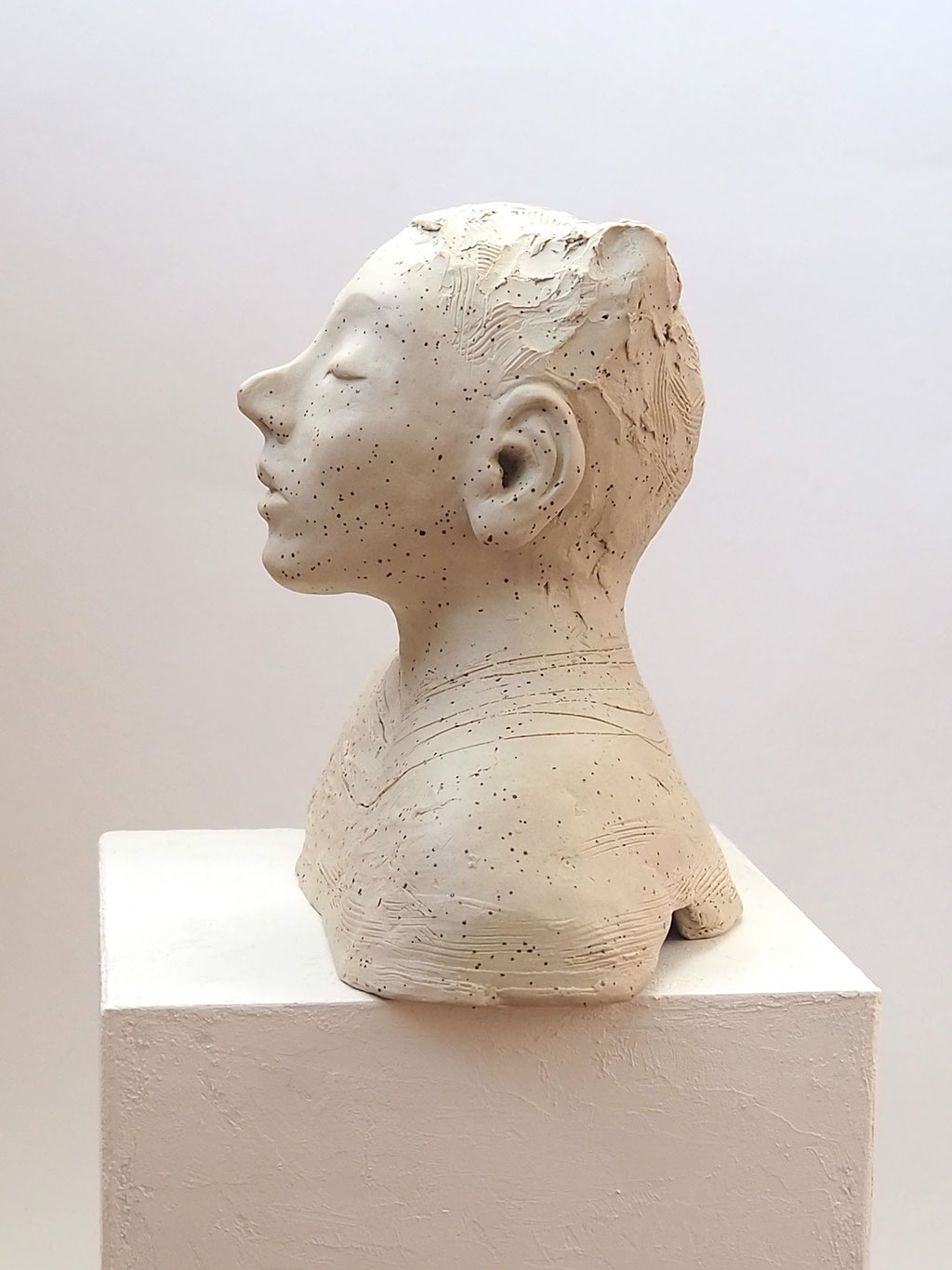 weisser Buddha auf Keramik