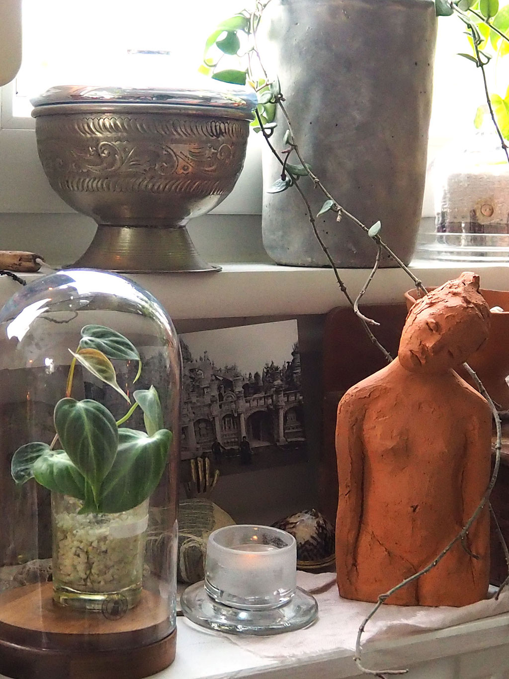 expressive Skulptur Mädchen aus rotem Ton