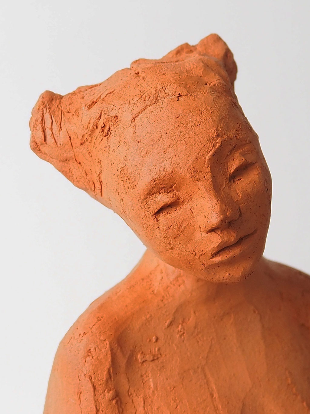 Skulptur Mädchen aus rotem Ton