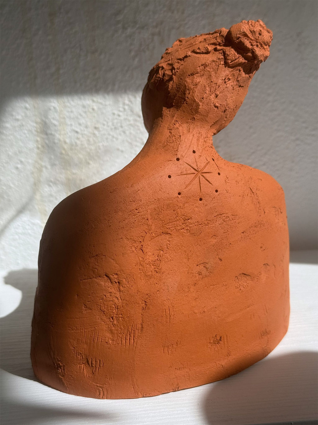 Figur aus rotem Ton