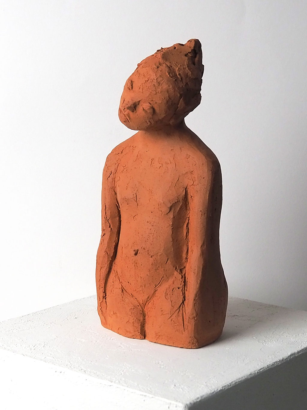 Skulptur Mädchen aus rotem Ton