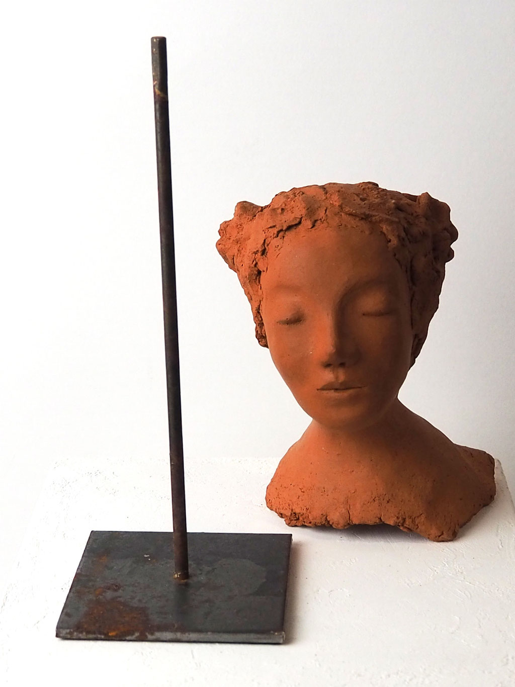 Keramikskulptur Gesicht aus rotem Ton