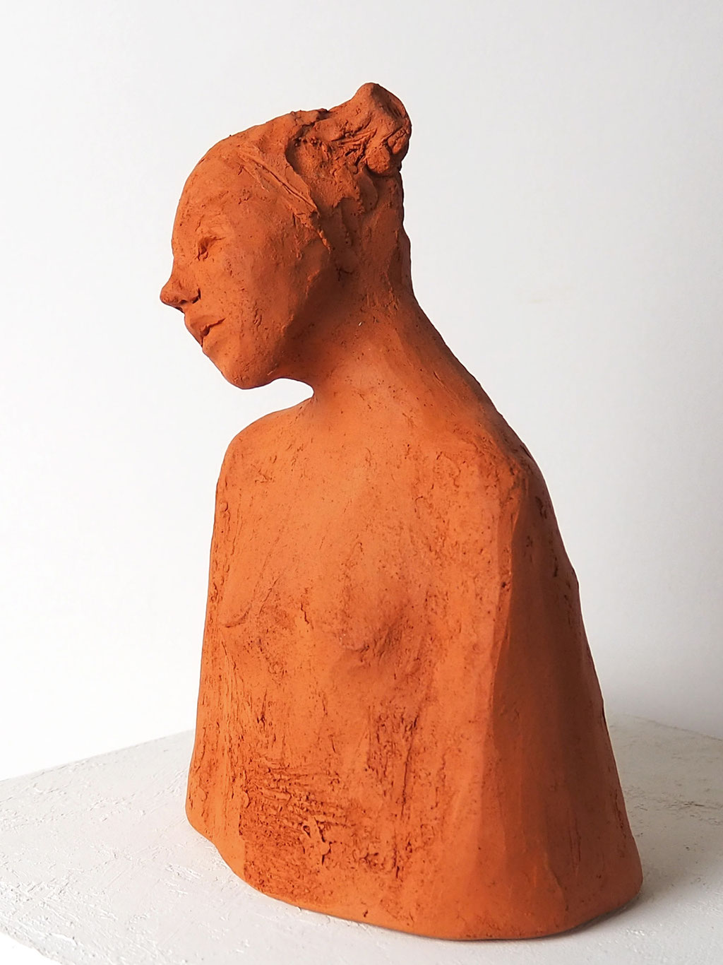 Skulptur Mädchen aus rotem Ton