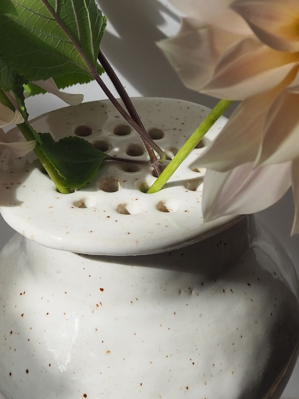 Keramikkunst Skulptur Vase Deckelgefäß mit Figur, Kunst von Conni Altmann