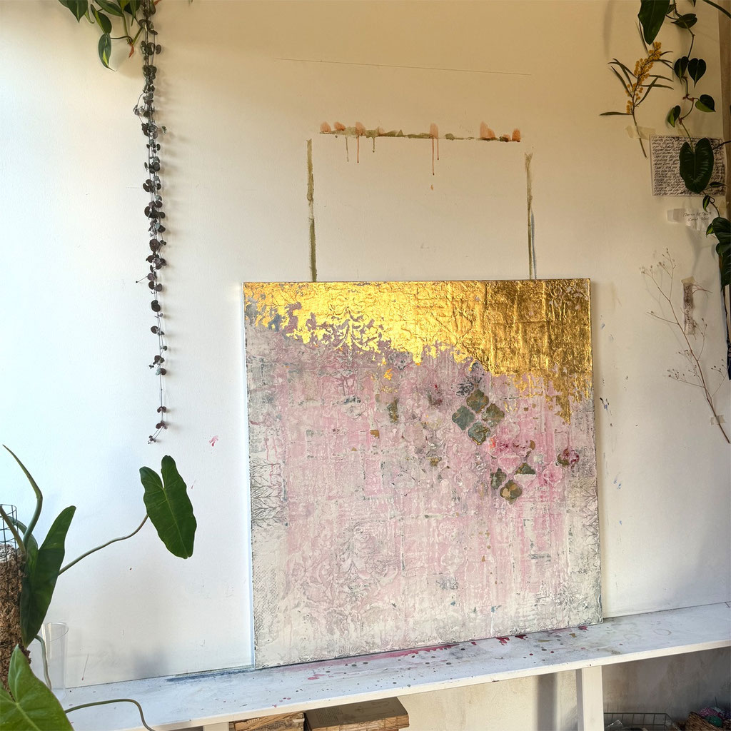 © Conni Altmann, Abstraktes Gemälde "Just beneath the surface", Mixed Media mit Schlagmetall gold auf Sperrholz, ca. 80 x 80 x 2 cm, www.ateliertantetrulla.de