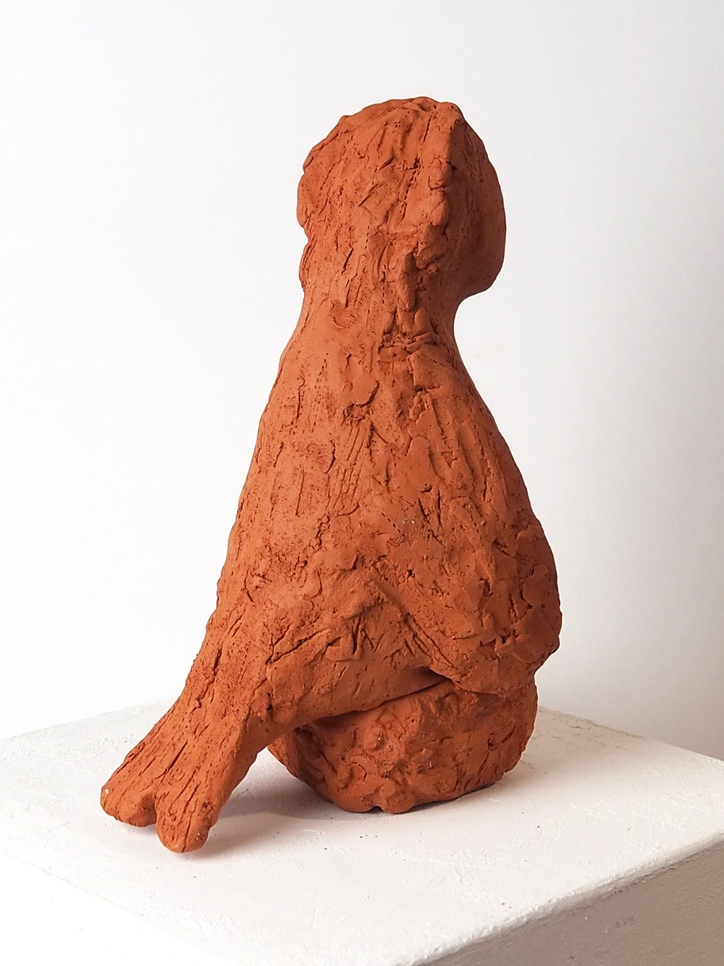 Skulptur aus rotem Ton