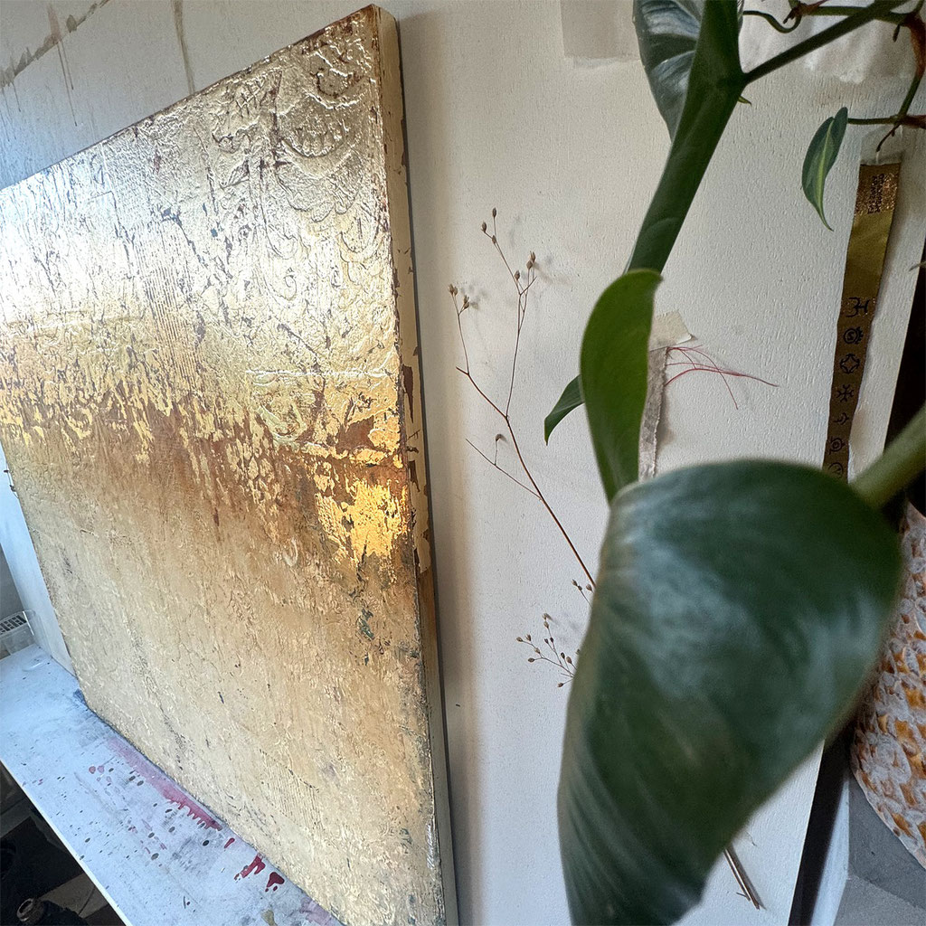 © Conni Altmann, Abstraktes Gemälde "Golden hour", Mixed Media mit Schlagmetall gold auf Sperrholz, ca. 100 x 100 x 2 cm, www.ateliertantetrulla.de