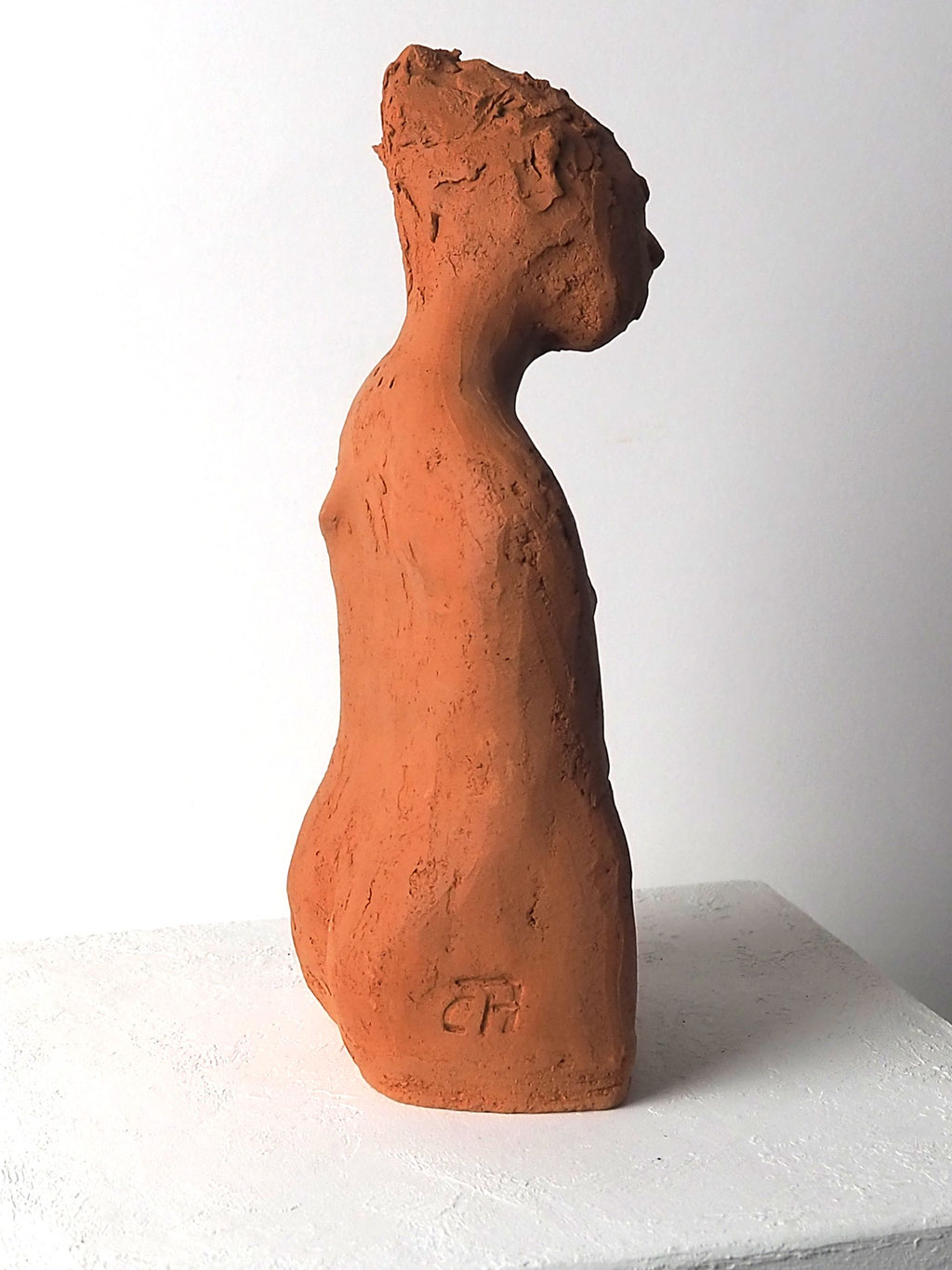 Skulptur Mädchen aus rotem Ton