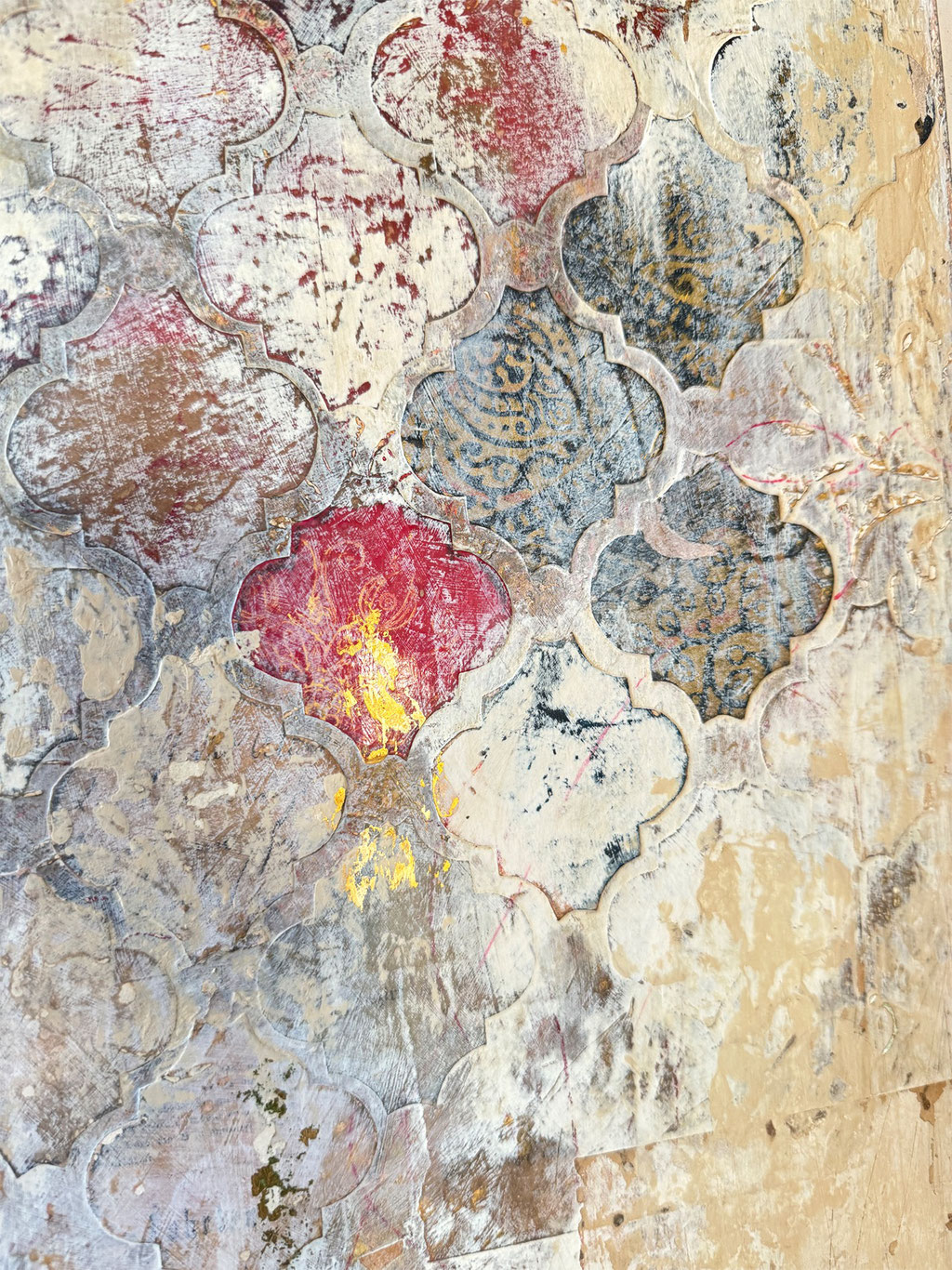© Conni Altmann, Abstraktes Gemälde "Rather quiet", Mixed Media mit etwas Schlagmetall gold auf Sperrholz, ca. 80 x 100 x 2 cm, www.ateliertantetrulla.de