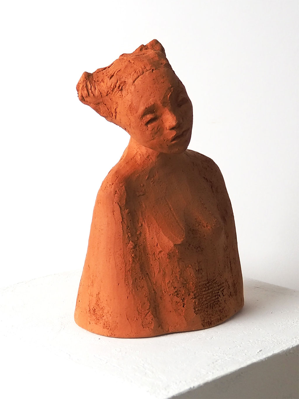 Skulptur Mädchen aus rotem Ton