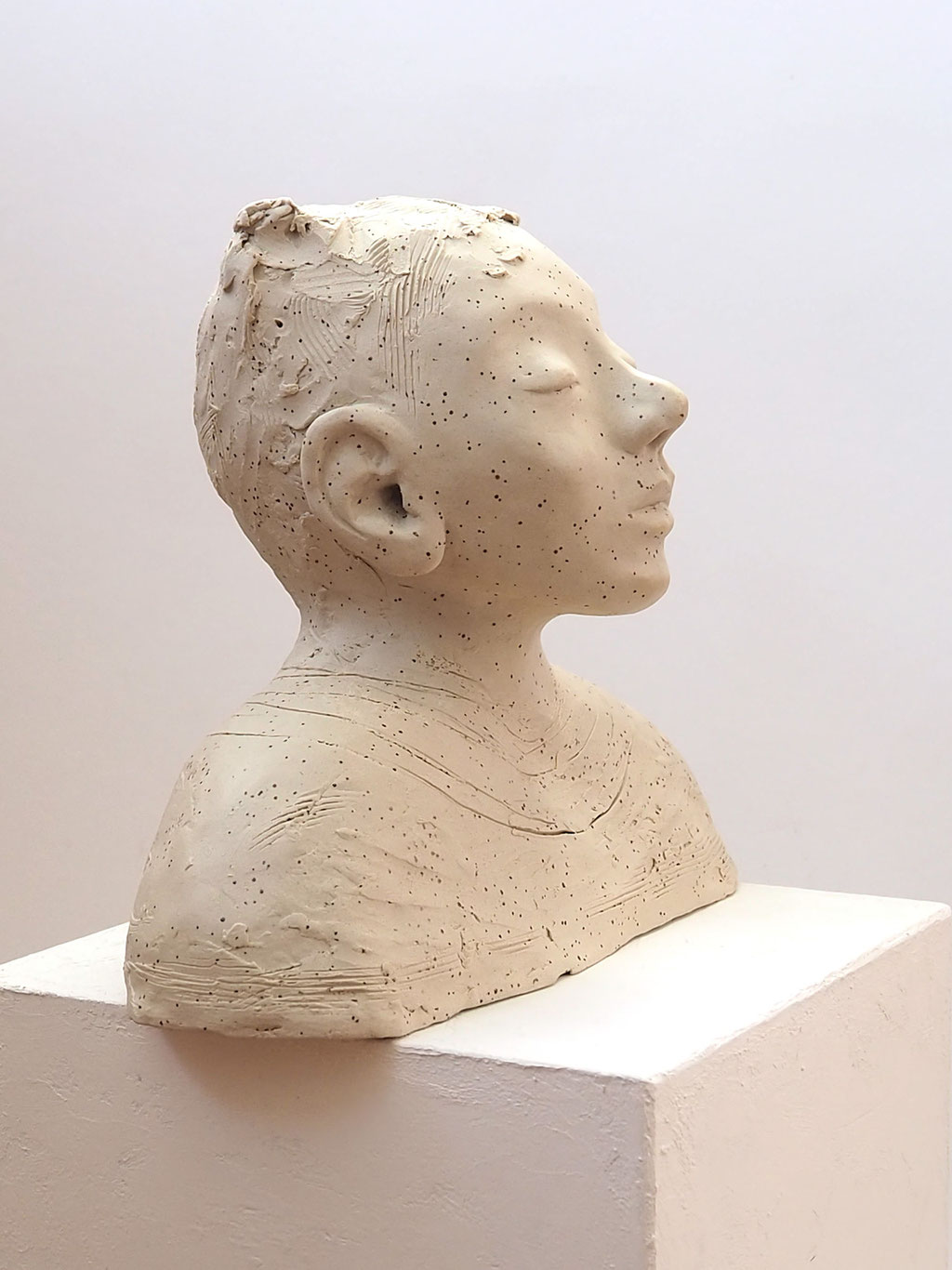 weisser Buddha auf Keramik