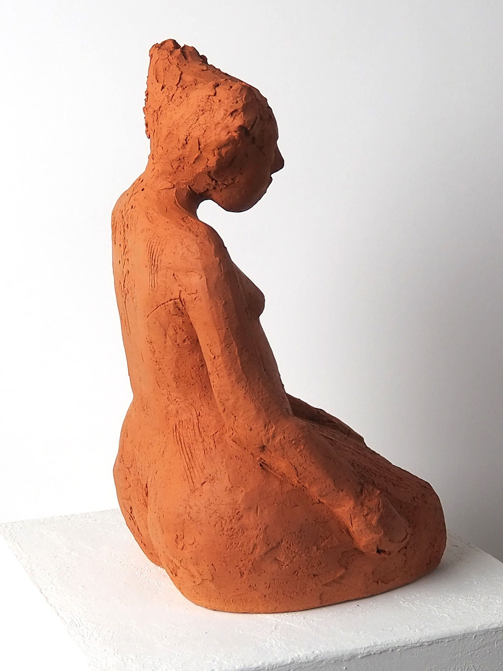 Skulptur Mädchen aus rotem Ton