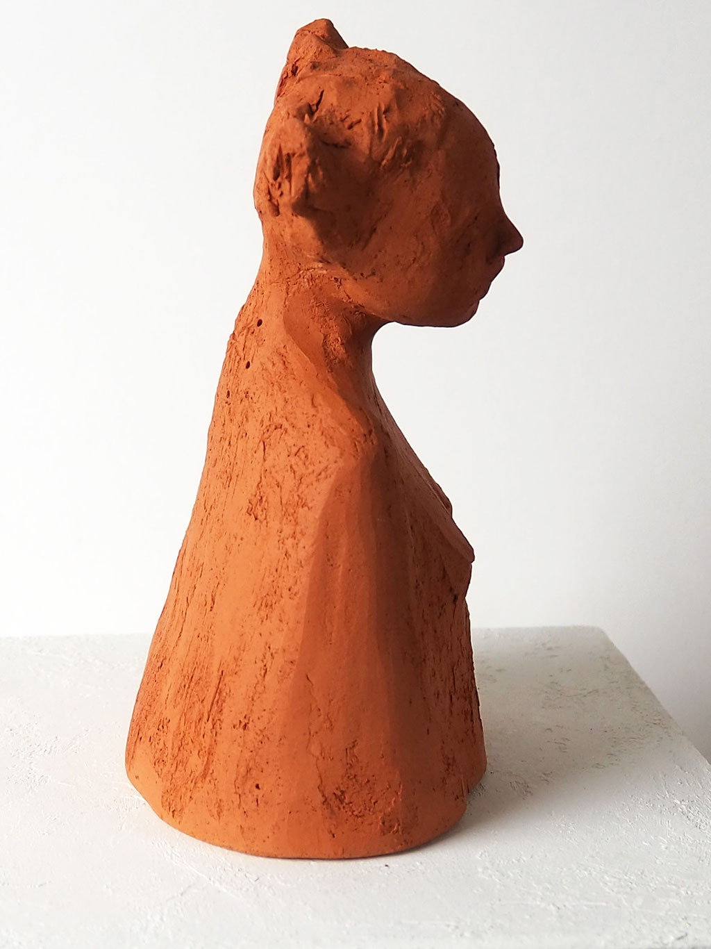 Skulptur Mädchen aus rotem Ton