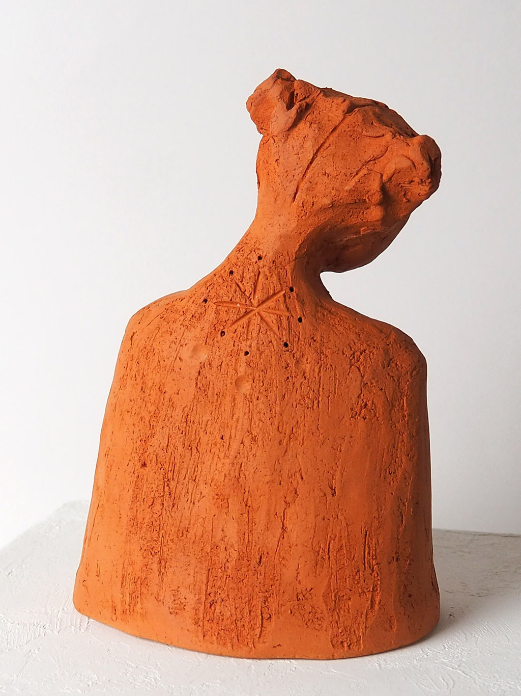 Skulptur Mädchen aus rotem Ton