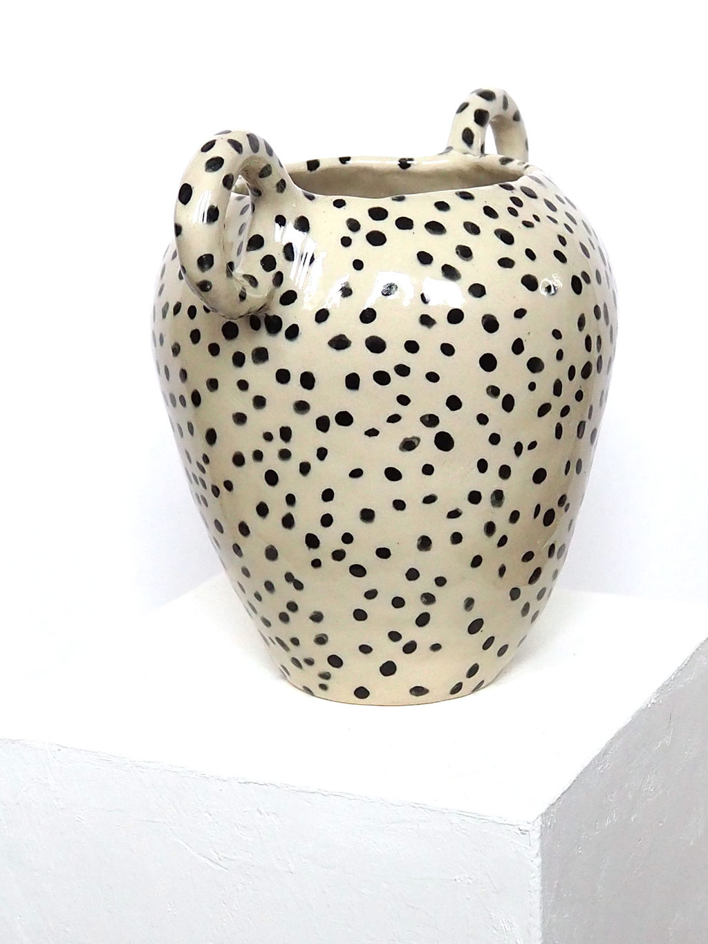 handgemachte Keramik-Vase mit schwarzen Pünktchen