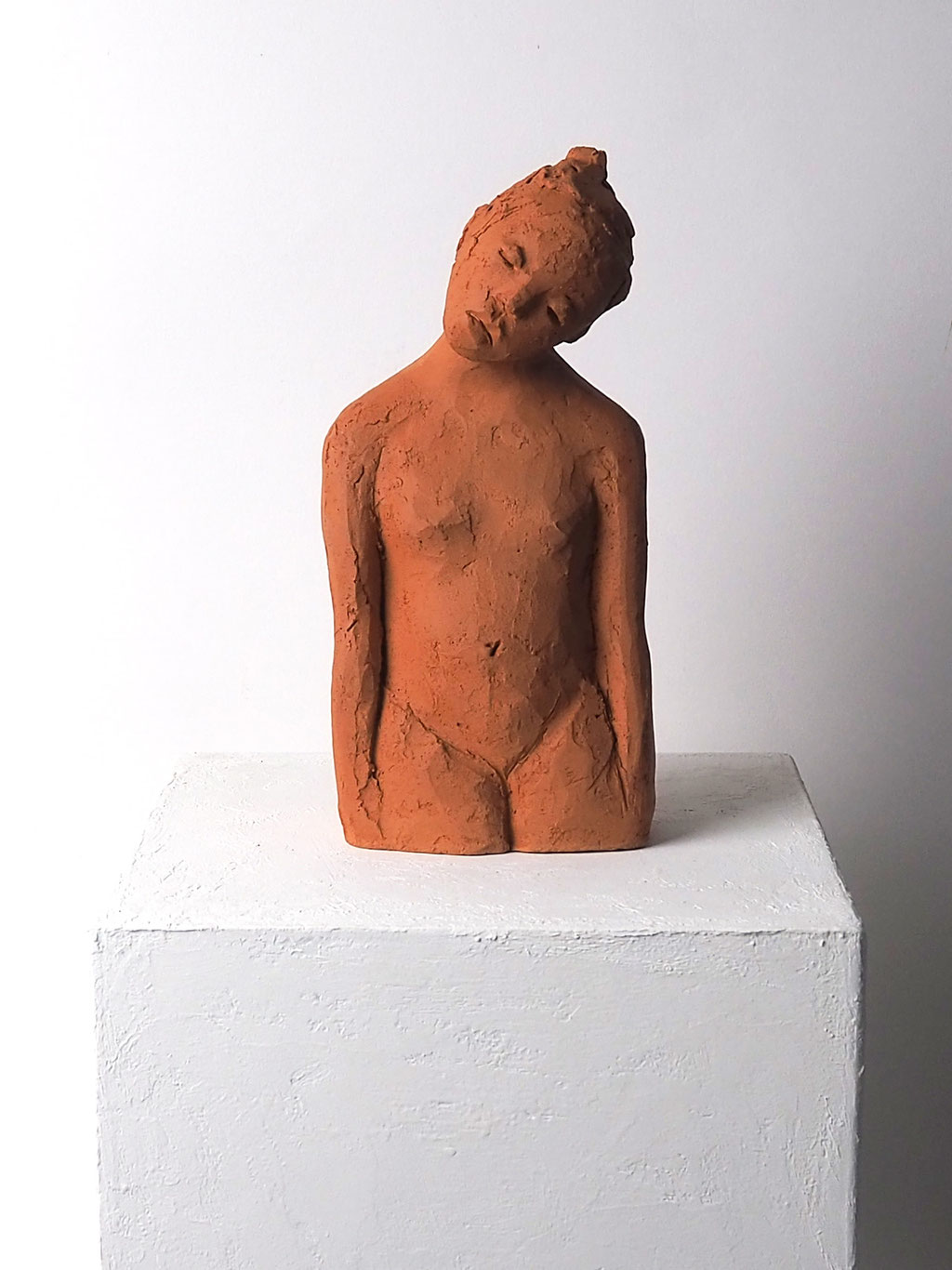 ausdrucksstarke Skulptur Mädchen aus rotem Ton
