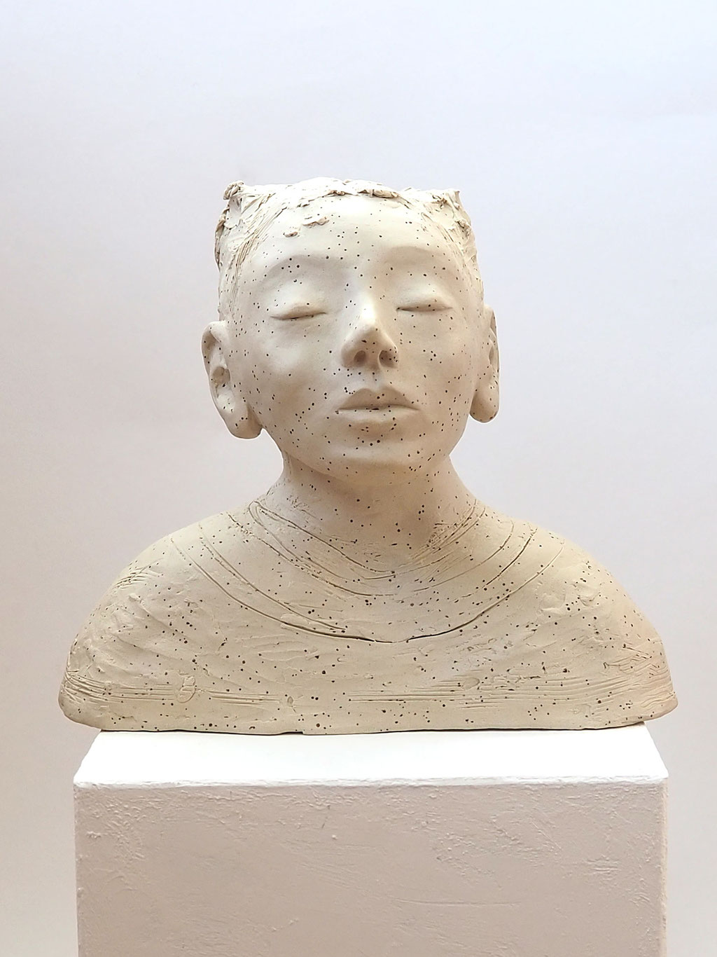 weisser Buddha auf Keramik