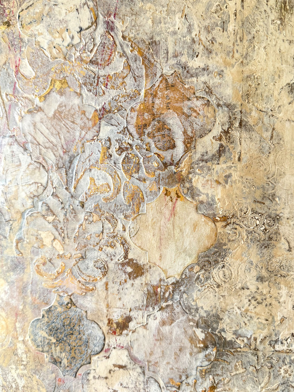 © Conni Altmann, Abstraktes Gemälde "Rather quiet", Mixed Media mit etwas Schlagmetall gold auf Sperrholz, ca. 80 x 100 x 2 cm, www.ateliertantetrulla.de