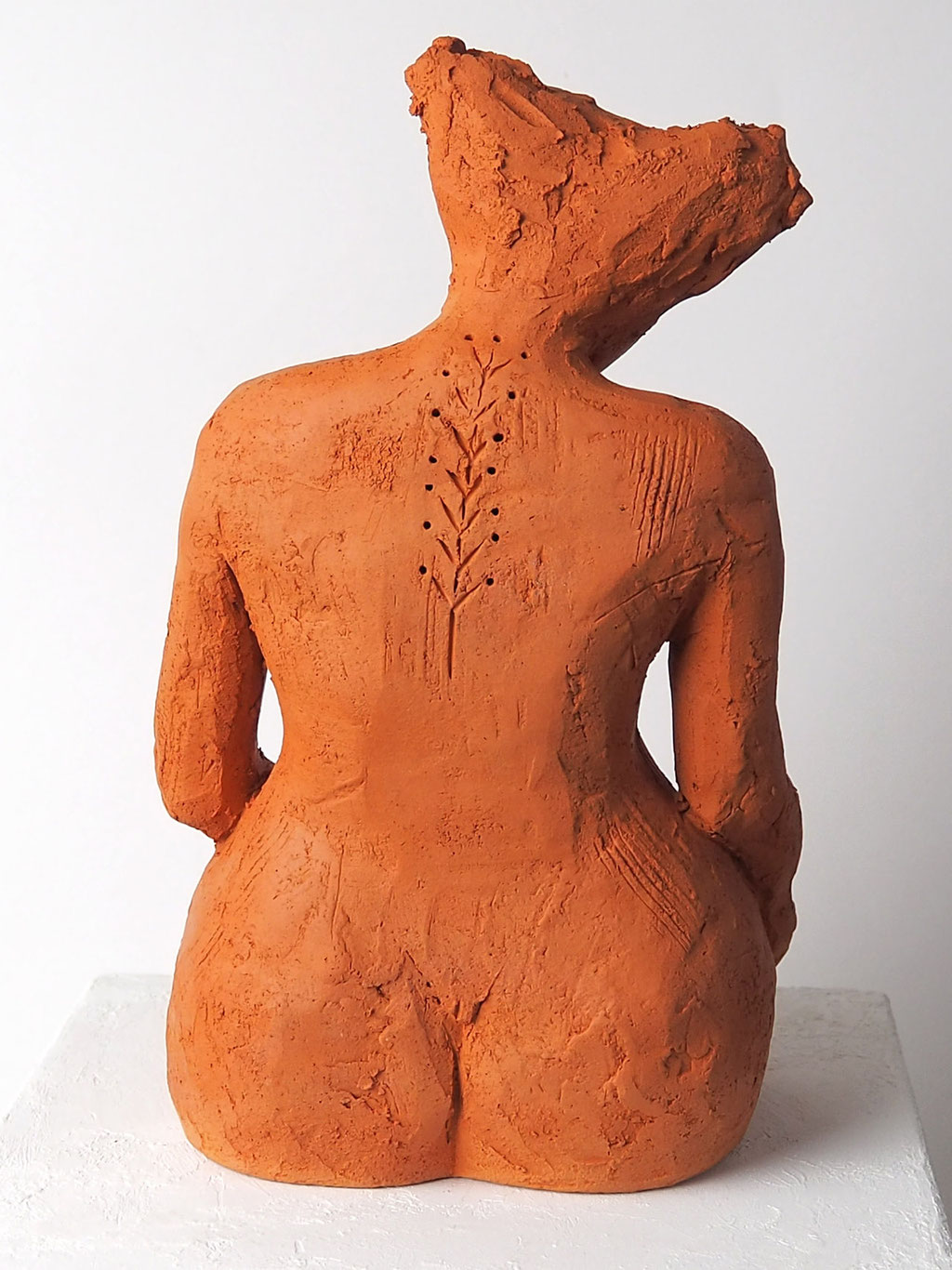 Skulptur Mädchen aus rotem Ton