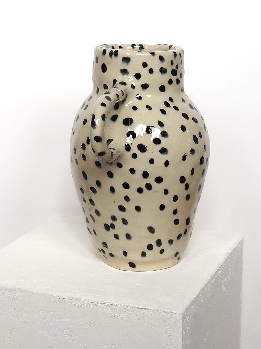 handgearbeitete Keramikvase mit schwarzen Pünktchen