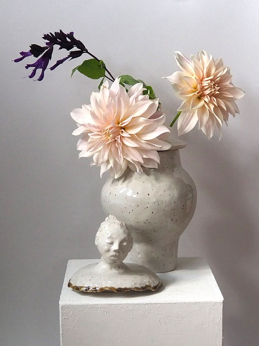 Keramikkunst Skulptur Vase Deckelgefäß mit Figur, Kunst von Conni Altmann