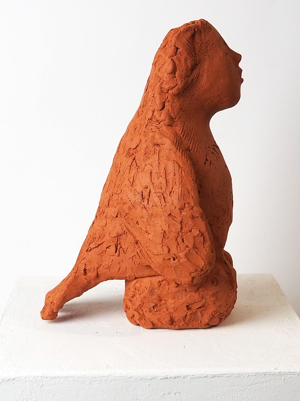 Skulptur aus rotem Ton