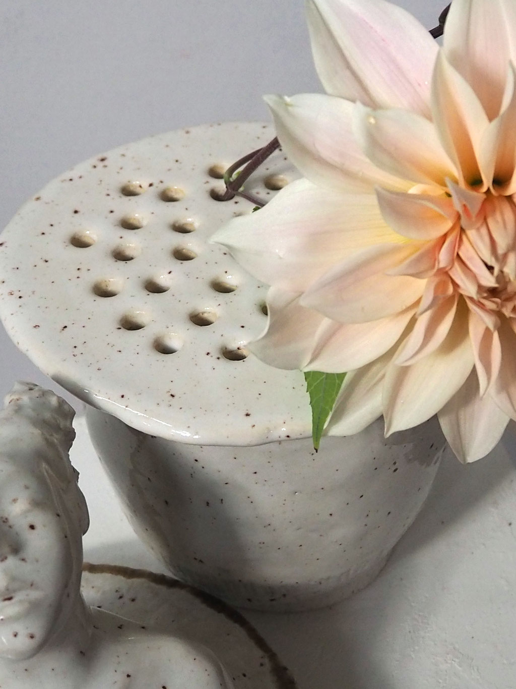 Keramikkunst Skulptur Vase Deckelgefäß mit Figur, Kunst von Conni Altmann