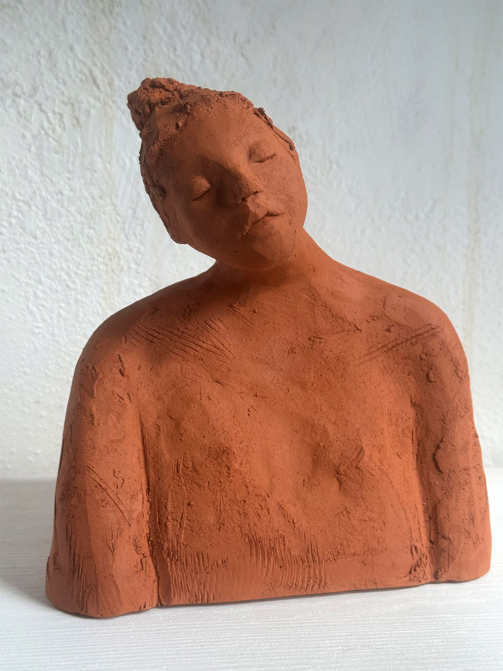 Figur aus rotem Ton