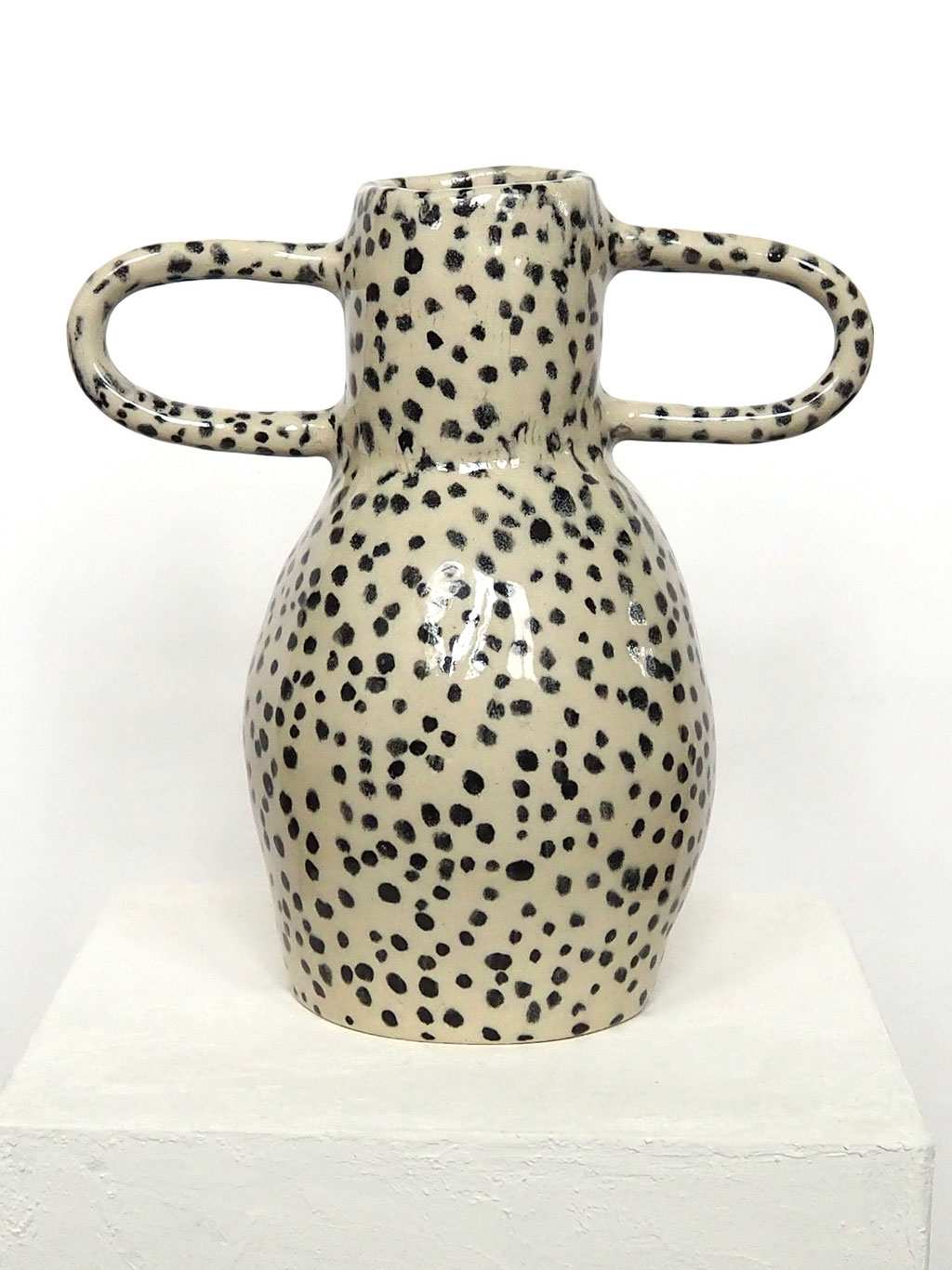 Keramikvase mit überlangen Henkeln und vielen schwarzen Pünktchen
