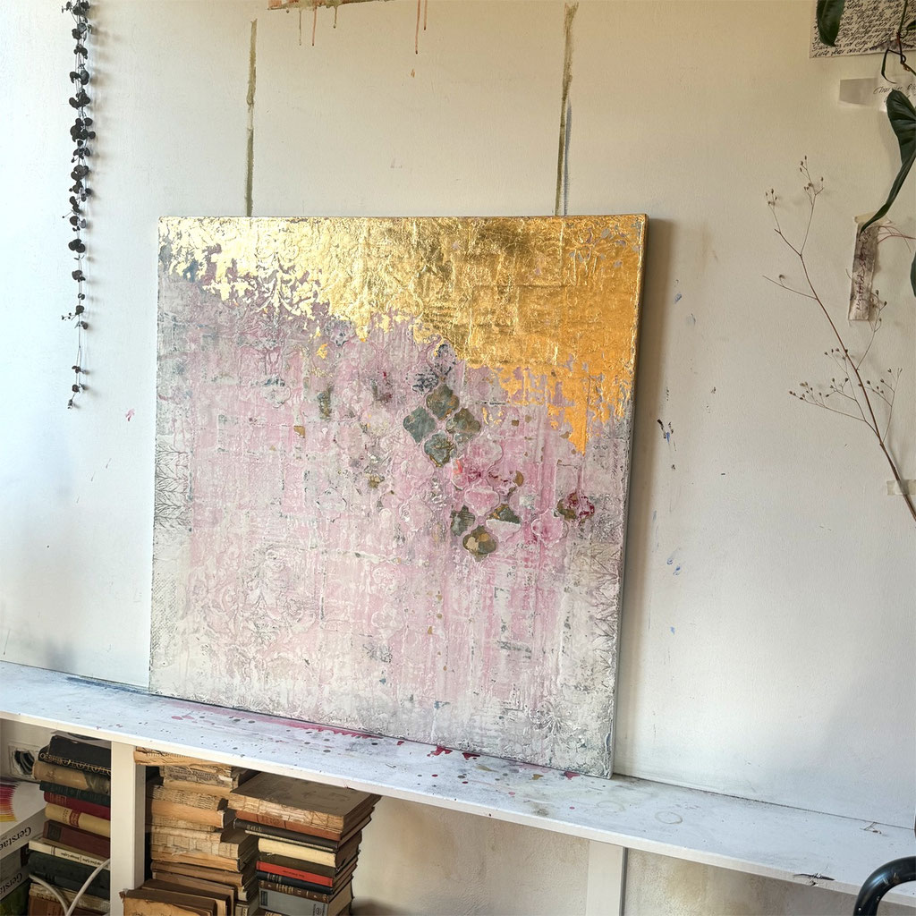© Conni Altmann, Abstraktes Gemälde "Just beneath the surface", Mixed Media mit Schlagmetall gold auf Sperrholz, ca. 80 x 80 x 2 cm, www.ateliertantetrulla.de