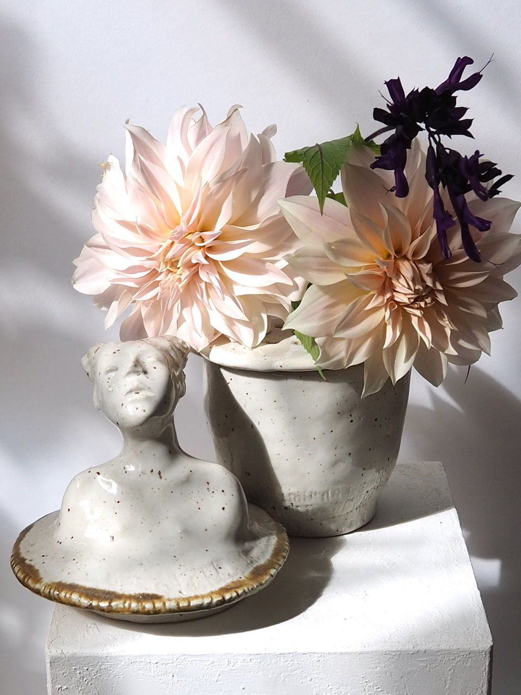 Keramikkunst Skulptur Vase Deckelgefäß mit Figur, Kunst von Conni Altmann