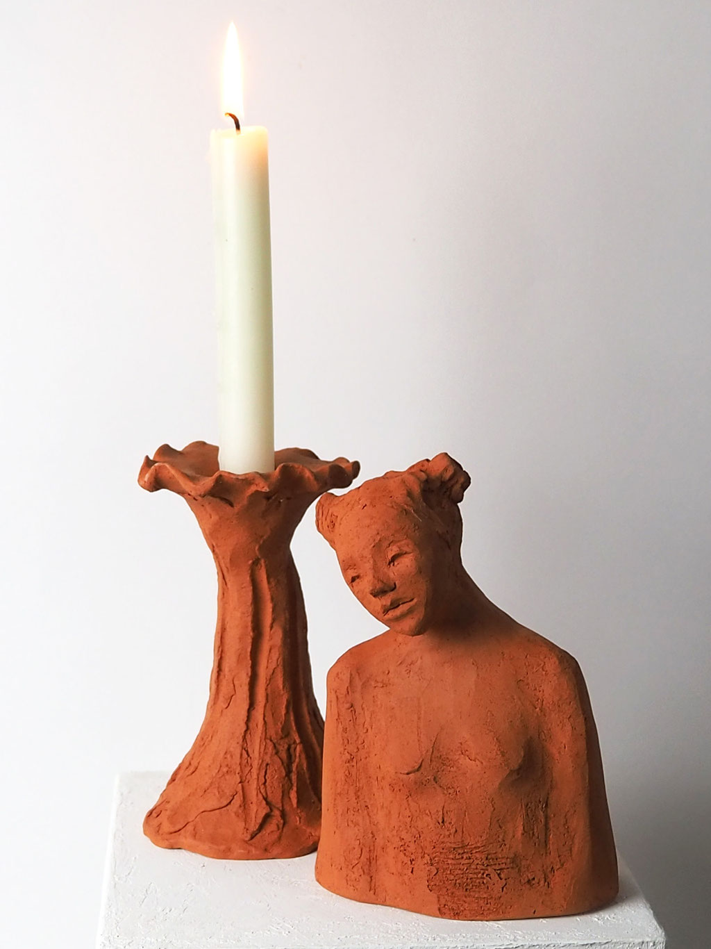 Skulptur Mädchen aus rotem Ton
