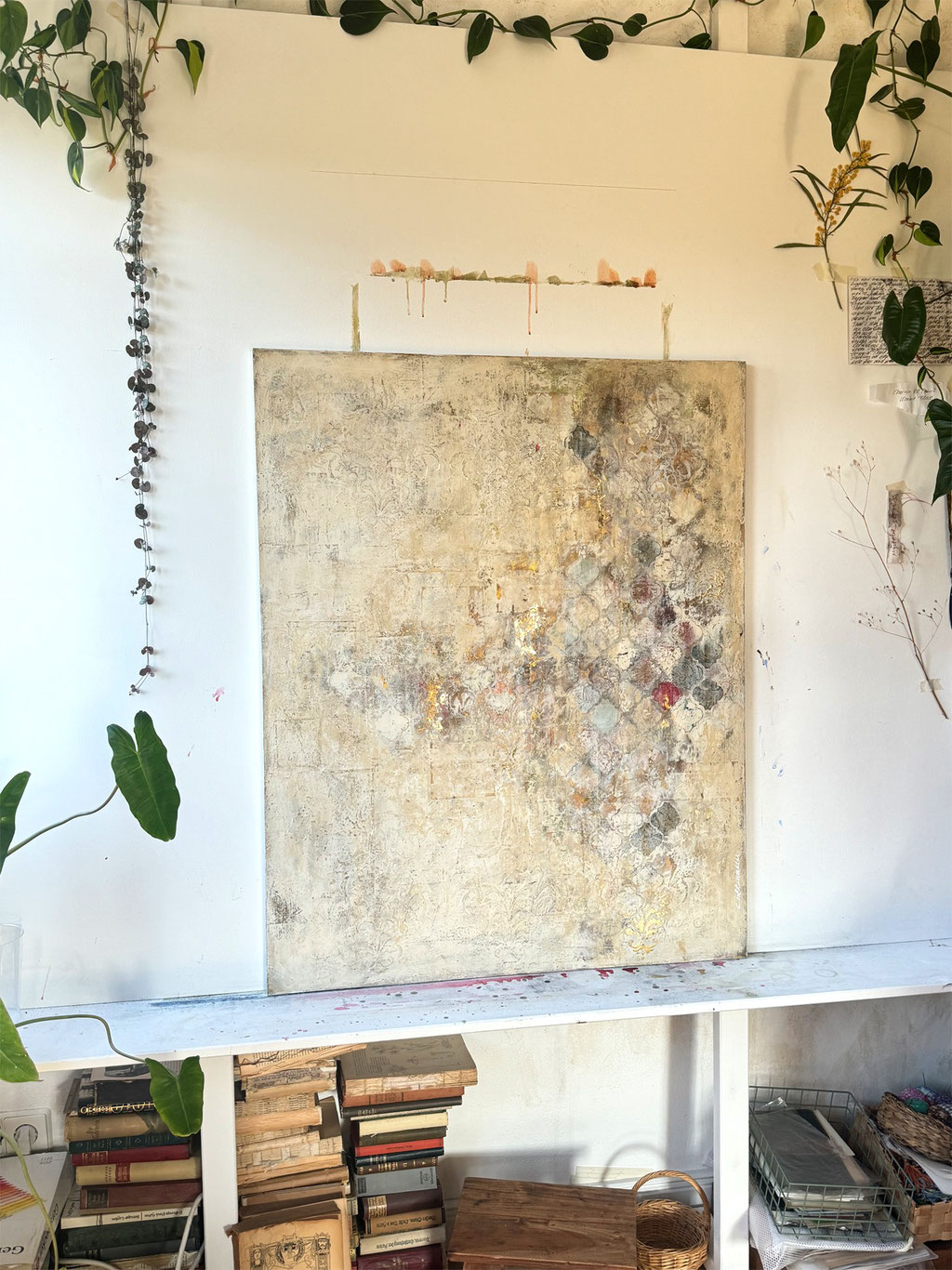 © Conni Altmann, Abstraktes Gemälde "Rather quiet", Mixed Media mit etwas Schlagmetall gold auf Sperrholz, ca. 80 x 100 x 2 cm, www.ateliertantetrulla.de