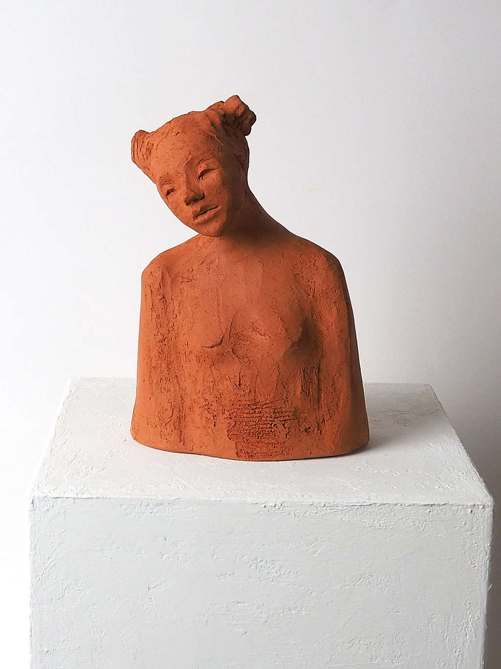 Skulptur Mädchen aus rotem Ton