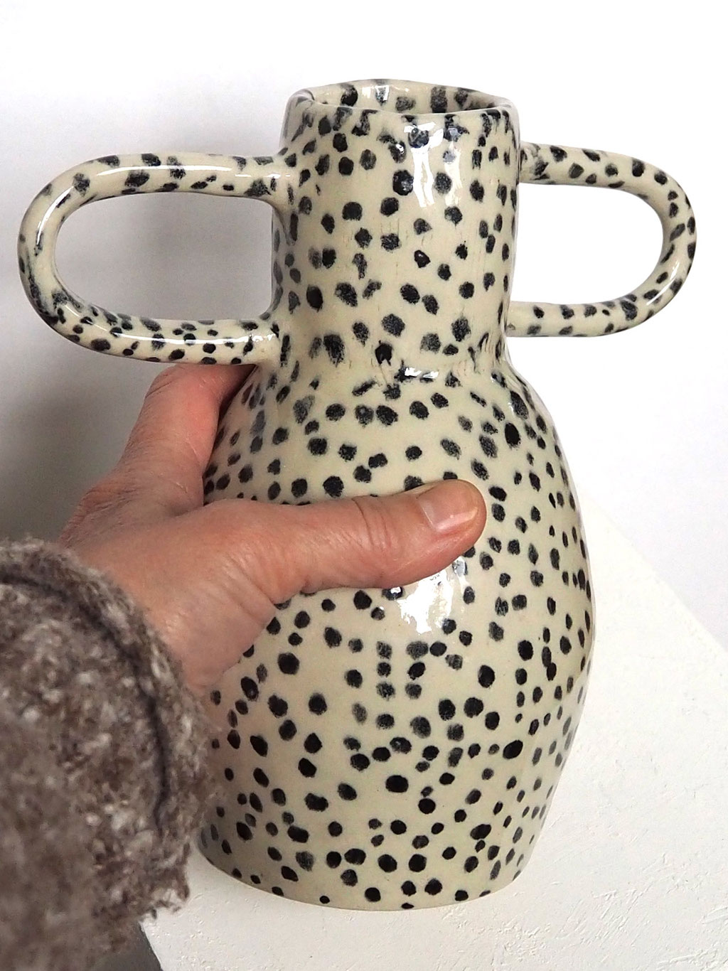 Keramikvase mit überlangen Henkeln und vielen schwarzen Pünktchen