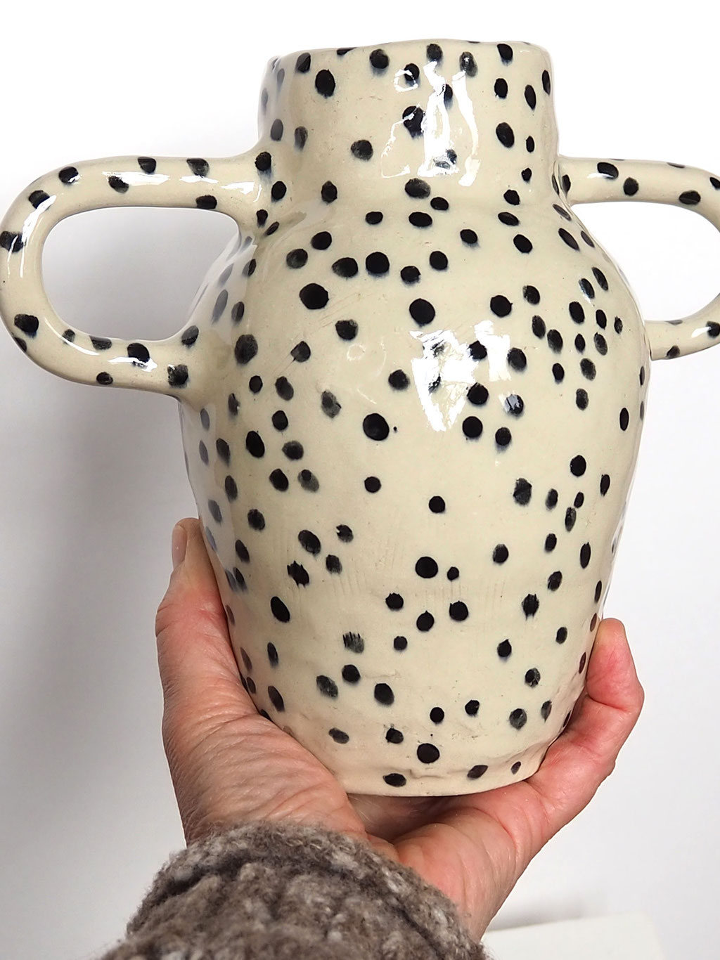 handgearbeitete Keramikvase mit schwarzen Pünktchen