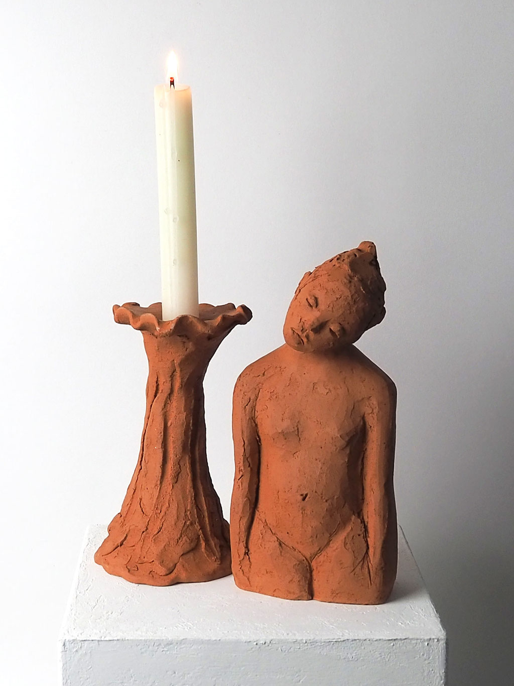 Skulptur Mädchen aus rotem Ton