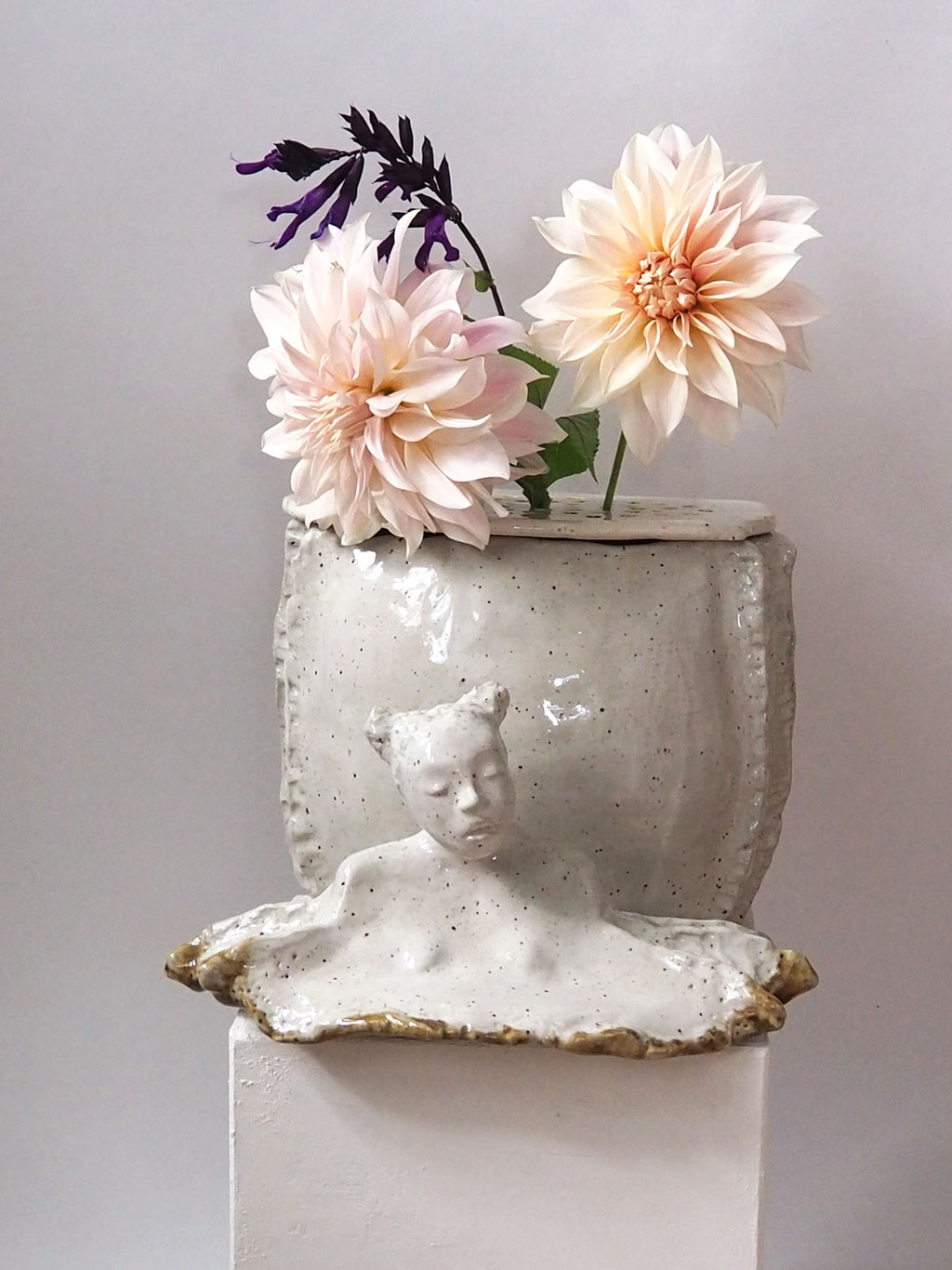 Keramikkunst Skulptur Vase Deckelgefäß mit Figur, Kunst von Conni Altmann