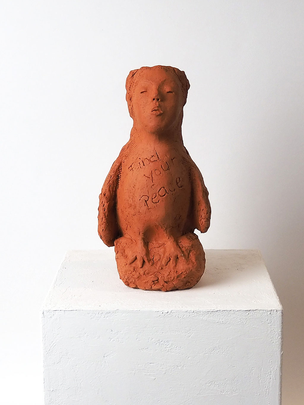 Skulptur aus rotem Ton