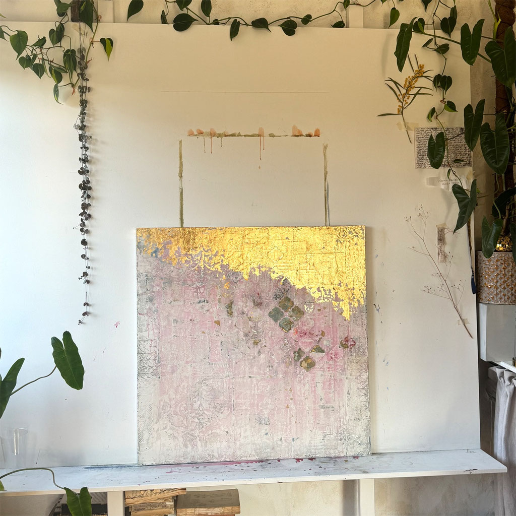 © Conni Altmann, Abstraktes Gemälde "Just beneath the surface", Mixed Media mit Schlagmetall gold auf Sperrholz, ca. 80 x 80 x 2 cm, www.ateliertantetrulla.de