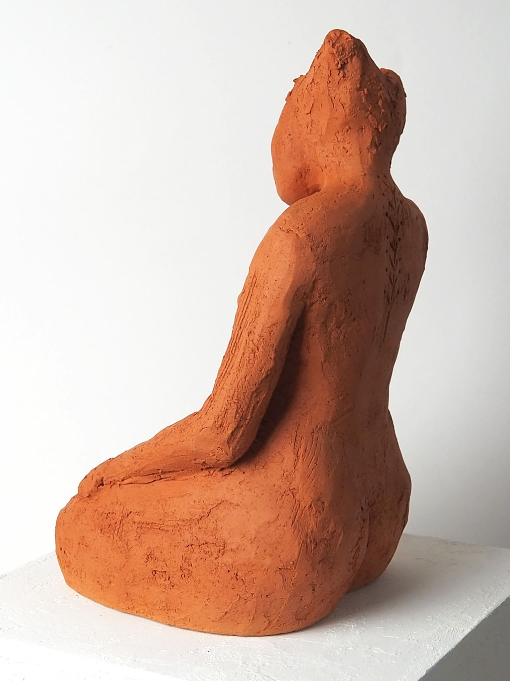 Skulptur Mädchen aus rotem Ton